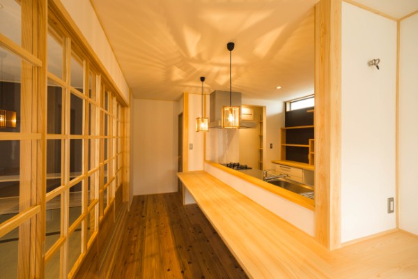 海辺の家_施工事例_横からのキッチン