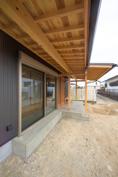 海辺の家_施工事例_横からの玄関